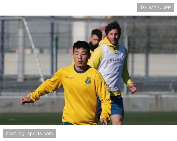 武磊下班后直接冲去接娃，这反差谁懂啊